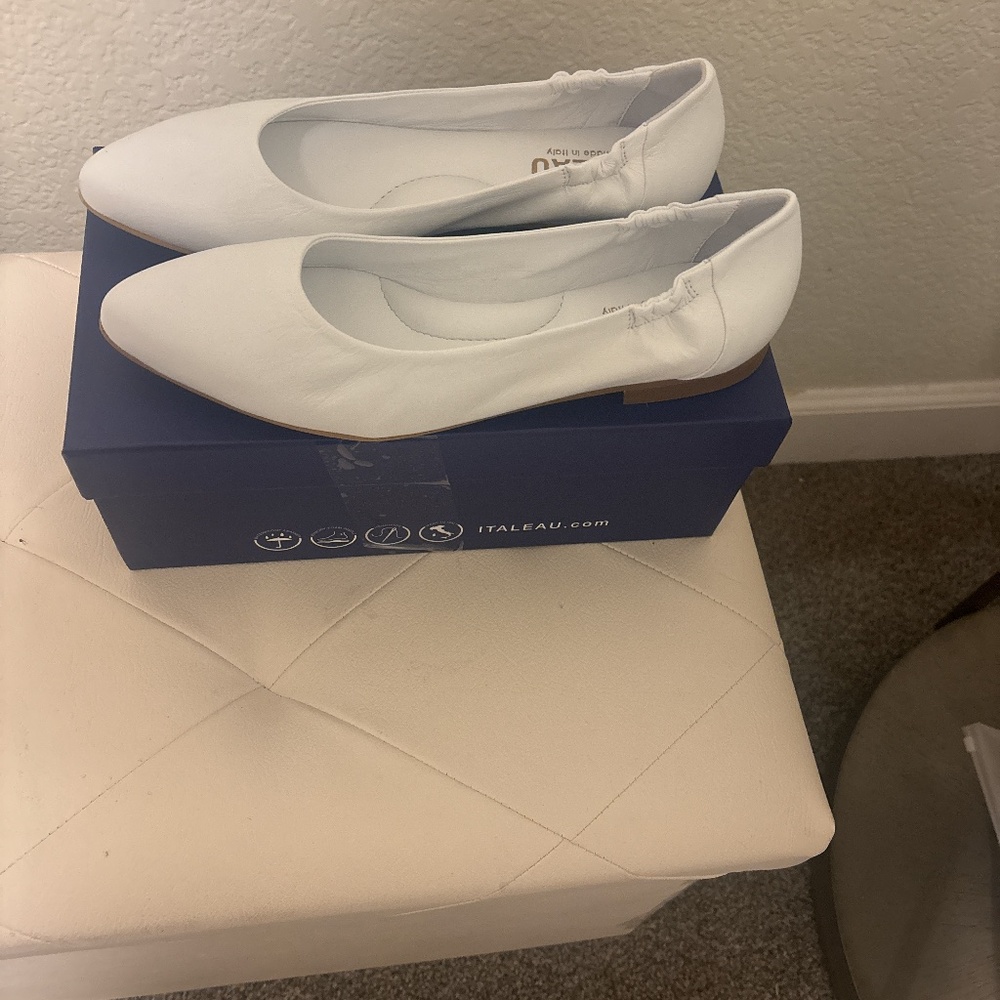 Italeau women’s white Italian flats new with box size 9